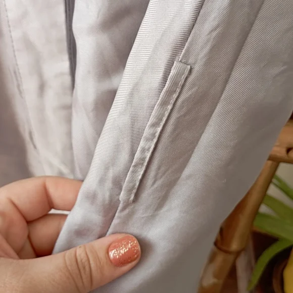 ♥️ Banana Republic Light Grey Elegant Top - Picture 13 of 17